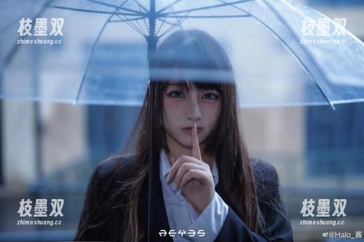 Halo_酱的最新美脚图片，天哪，这姿势也太迷人了吧！