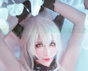 这定制蕾丝睡衣到底有多美？Sakiiii翎柒似乎就差一张时光票！
