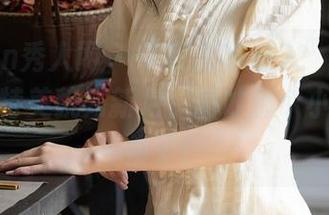 Xiuren秀人网 – “良人非爱人”图册：新人模特美貌如新月，刚才那个小王八看傻了！