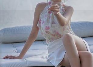 Xiuren秀人网 – 草莓mm的图集时间，不只有白丝，还有没完没了的联想，美图在此等你。