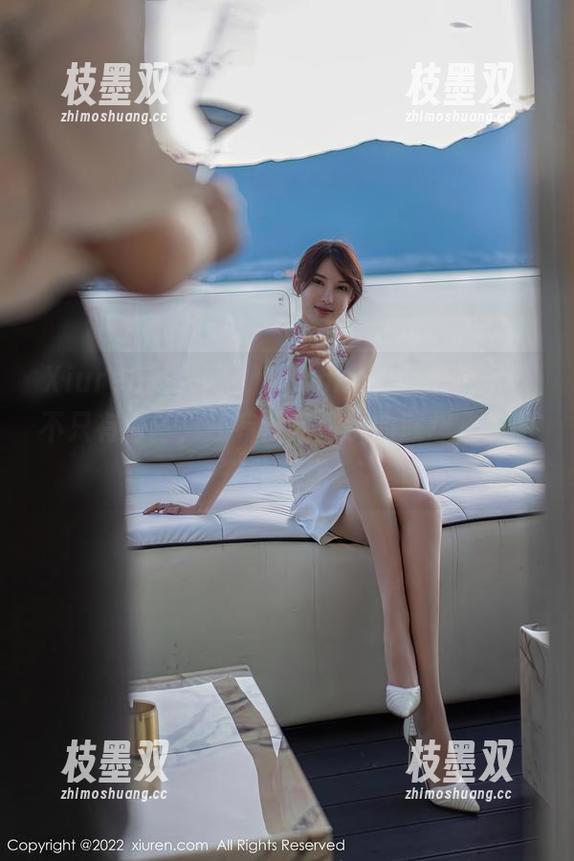 Xiuren秀人网 - 草莓mm的图集时间，不只有白丝，还有没完没了的联想，美图在此等你。