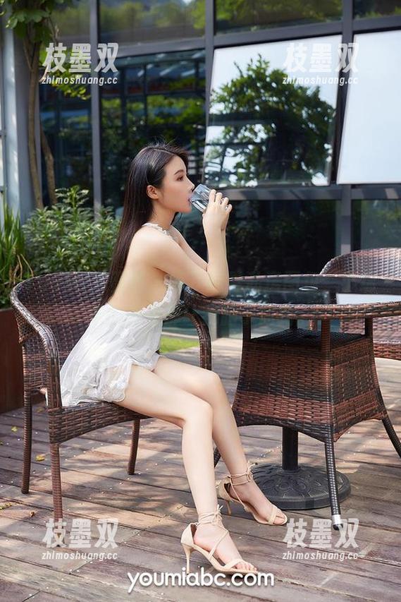 YouMi尤蜜荟 - 每次翻看私房图包，小绵羊的美足都让我脑子短路。
