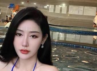 微密圈 – 不爱笑的赛琳的用心看，果然不同寻常！这图片合集太亮了！