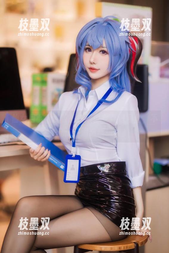仙女月小心翼翼把白猫少女存进网盘，不允许被遗忘哦！