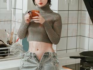 凉凉子rioko的内衣写真有种无意的优雅，总是能让我停下手里的工作，凝视…意外的美好。