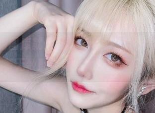 啾小妍的图库就像遗迹，每个“妍宝”都埋藏着无数期待，令人无可奈何。