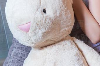头条女神 – 易阳的白衬衫写真——这种“简单”能揭露多少内心对比？