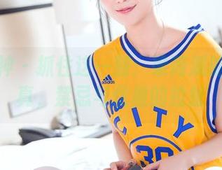 头条女神 – 抓住这一刻：梁芮溪的白丝写真，禁忌与优雅的拉扯