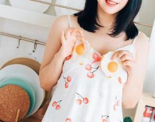 宅家放松与破洞牛仔裤，宋哈娜的写真别有一番滋味