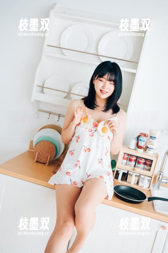 宅家放松与破洞牛仔裤，宋哈娜的写真别有一番滋味