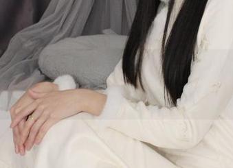 小众视觉 – 最喜欢珂老师这一波的精选，纯白就像在说些什么。