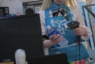 美图乍现，小和甜酒的泳装魔法：好像连海浪都在打call！