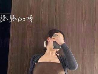 微密圈 – 在线任性的小芯酱泳池写真，每一个动作都像在水中舞动，随意放飞！
