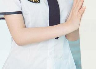 尤果网 – 菲儿的私房短裤：无奈的迷人视线