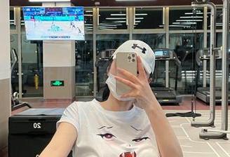 微密圈 – 左公子666创作的这件红色包臀作品，似乎在叫嚣着：“大家都听到没有？我在这儿啊！”