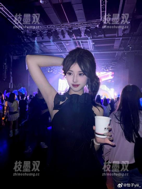 办公室的怡子yiii，图册里的随性与不羁，非常有趣！