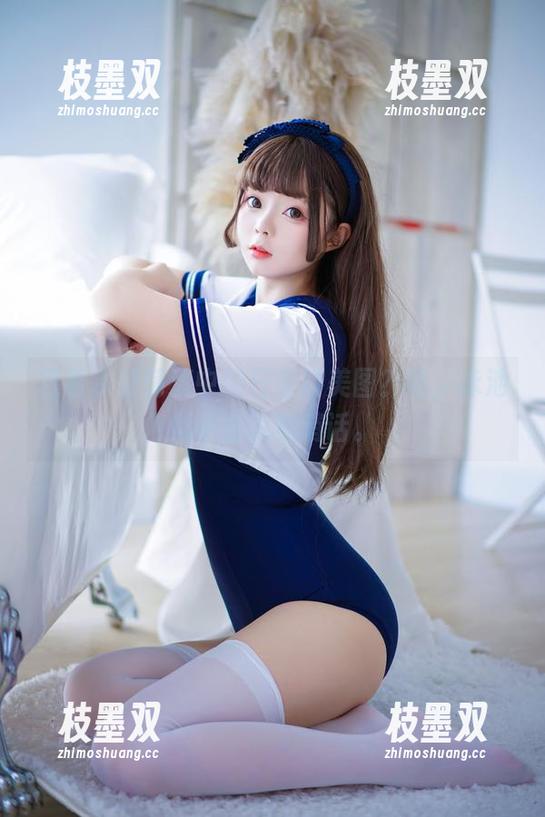 想看水波荡漾中的日奈娇美图？哦，泳池似乎会说悄悄话。