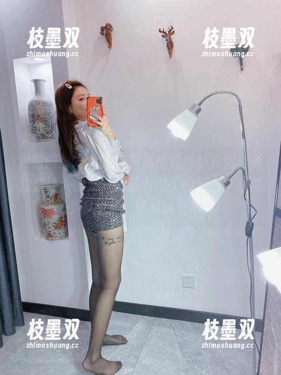 微密圈 - 杨大乐乐很靠谱的网袜套图，简约却让人散发一种若有似无的魅力，果然少即是多，真难以抗拒。