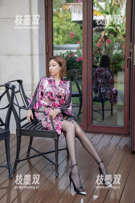 微密圈 - 碎花泳衣里的一点夏日气息，果儿Victoria，你的写真我想下载，咋这么迷人呢？