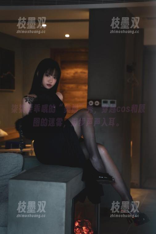 柒柒要乖哦的“美脚”秀，穿越cos和原图的迷雾，脚步声声入耳。