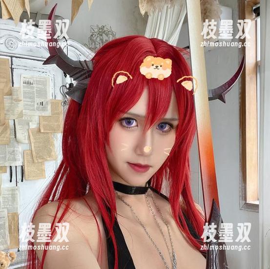 桜满三时又来啦，图里那件白衬衫真是…分享给你们这一刻的类似呆萌！