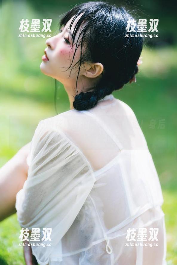清水由乃的花嫁自拍图册，免费送！身后的花瓣不知意图何在。