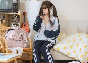 神沢永莉这次的粉毛小恶魔风格实在是桃花源，图片更新确实很是应景！