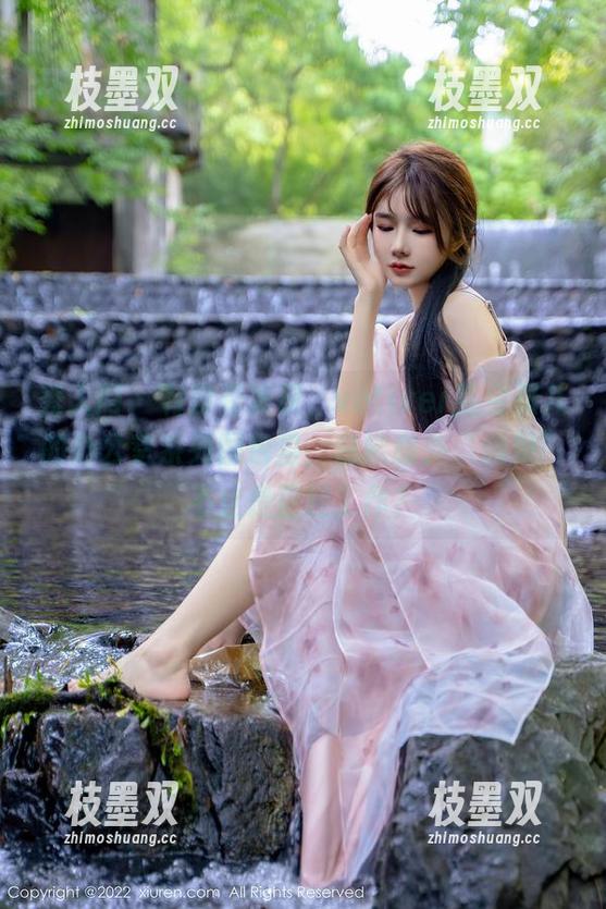 秀人网 - 有没有发现，vetiver嘉宝贝儿的办公室系列图包里，总能意外“遇见”不止是正经工作？