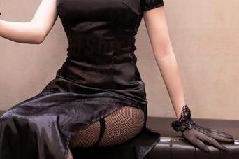 秀人网 – 伍晓丽Shirley的私房美图，好像在说“看这里哦”，这透明也太直白了吧？