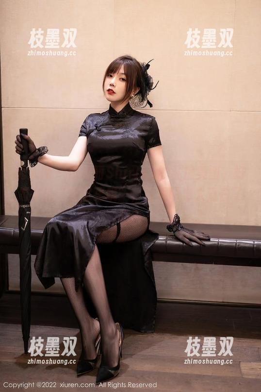 秀人网 - 伍晓丽Shirley的私房美图，好像在说“看这里哦”，这透明也太直白了吧？