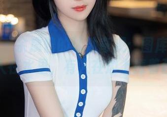 秀人网 – 余虞酱的泳池奇观：图库分享——有人在水里，有人在边上捧着西瓜！