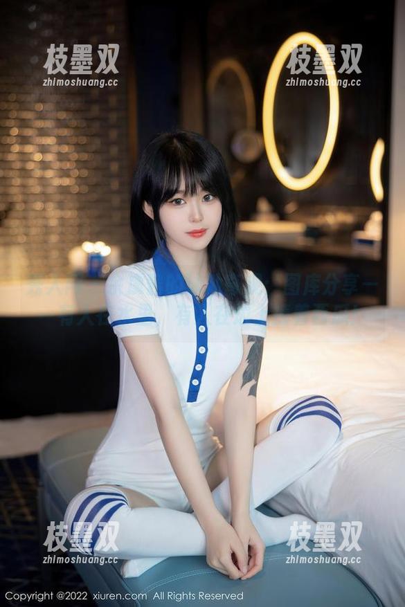秀人网 - 余虞酱的泳池奇观：图库分享——有人在水里，有人在边上捧着西瓜！