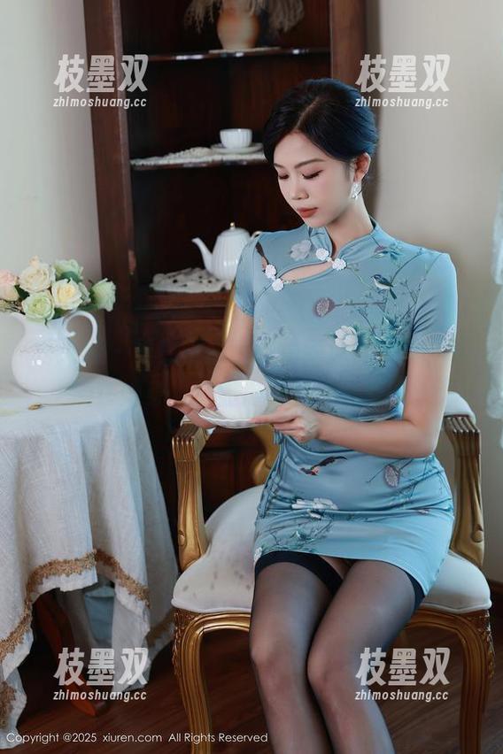 秀人网 - 看！王俪丁呀最新泳池写真，水滴在她身上也显得特别“害羞”。