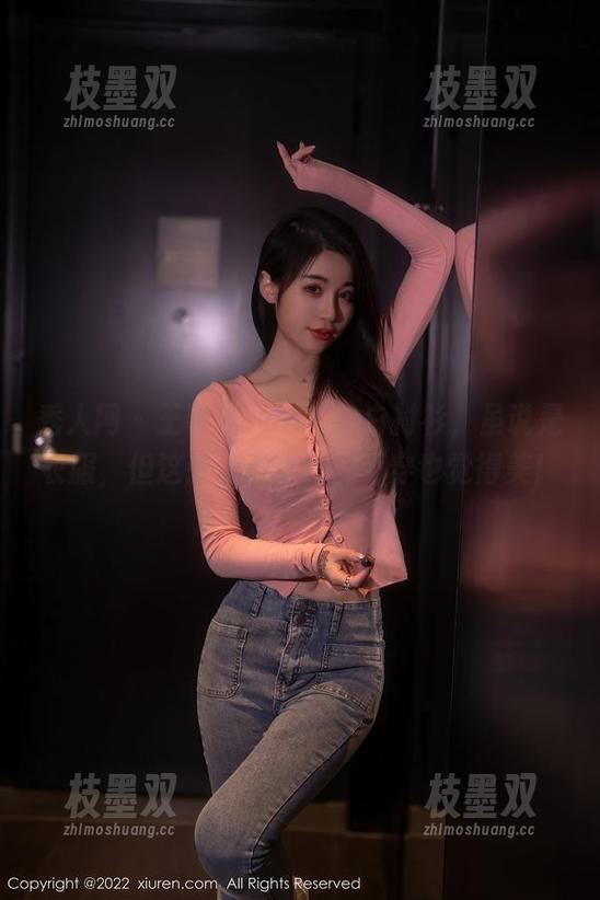 秀人网-王馨瑶Yanni 秀人网 - 王馨瑶Yanni的白衬衫,虽说是衣服,但这张高清照片,不穿也觉得美!