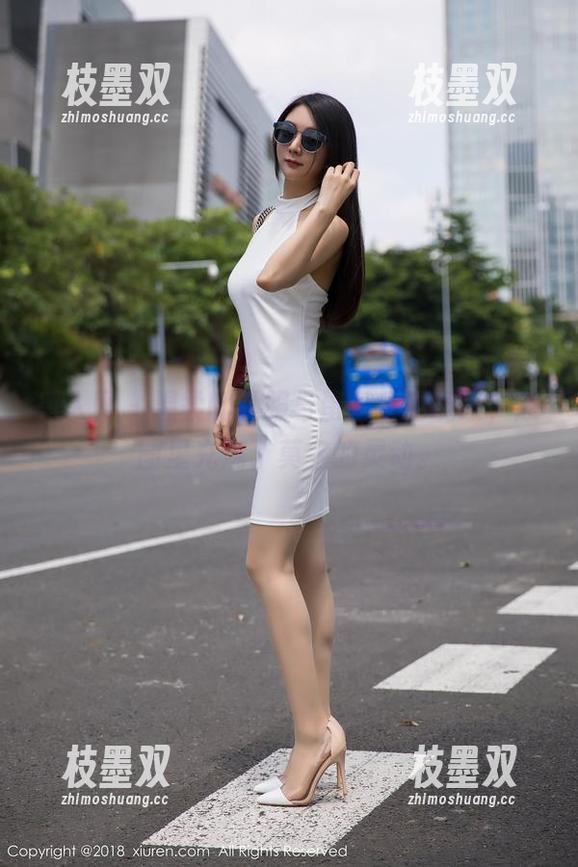 秀人网 - 温柔的礼服与蛋蛋宝的眨眼，原图里充满了莫名的灵动。