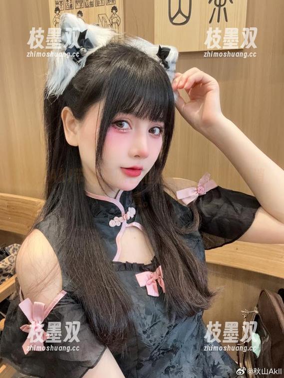 秋山AkI带你品味白丝的美，下载你的消遣。