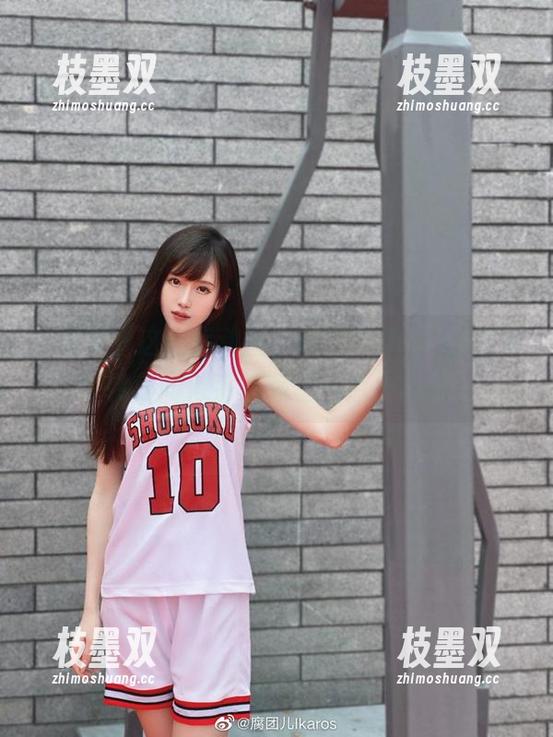 仔细观看这些运动图，腐团儿Ikaros在每个转身间似乎都藏着一点小心机。