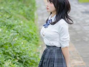 荒井喵喵的写真表现，情人节果然不容易，有一丝丝尴尬在荡漾…
