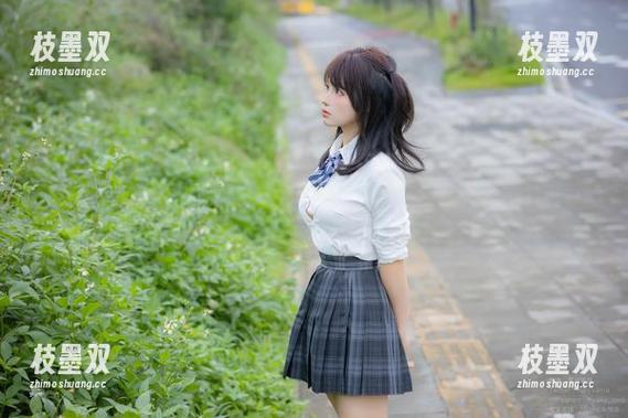 荒井喵喵的写真表现，情人节果然不容易，有一丝丝尴尬在荡漾…
