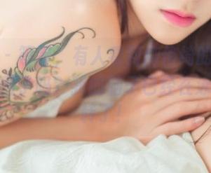 菠萝社 – 等等，有人看到柳侑绮的玉藻前泳装美图了吗？我的脑子已经在泳圈里打转了！