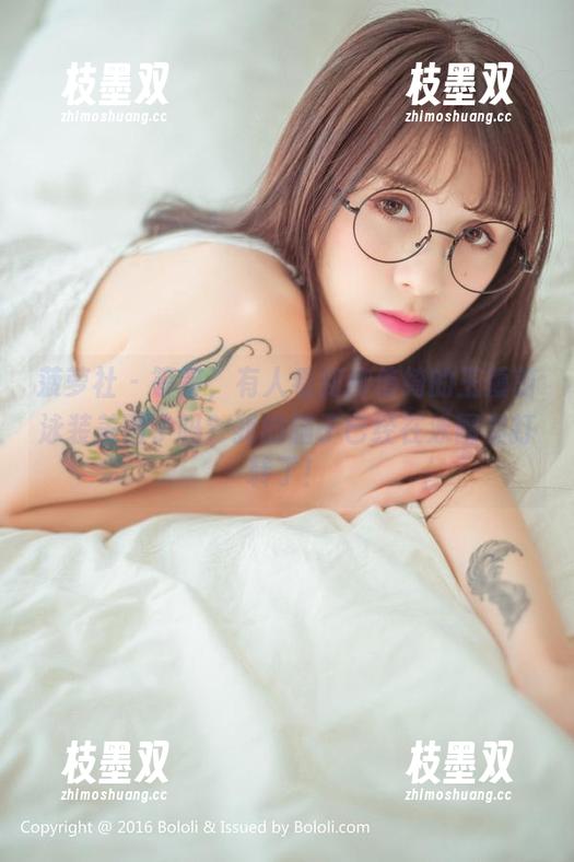 菠萝社 - 等等，有人看到柳侑绮的玉藻前泳装美图了吗？我的脑子已经在泳圈里打转了！