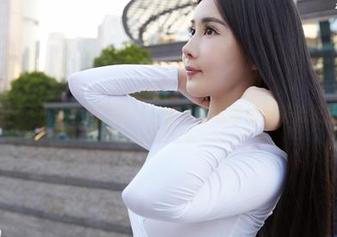 蜜桃社 – 初月的吊带图包，让我对这些线条毫无抵抗力。