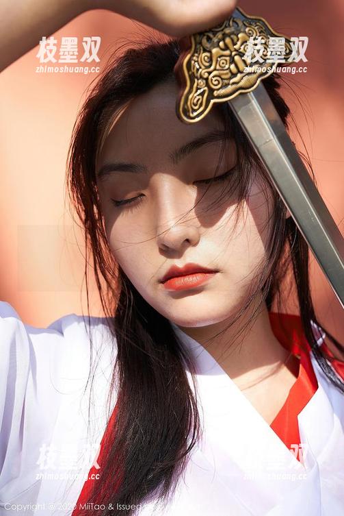 蜜桃社 - 吴凯莉Kelly的婚纱：图包里偷偷藏着哪些奇妙的布料呢？