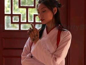 蜜桃社 – 精选作品，整根街道都被小草莓Berry的短裤给征服了！