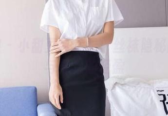 袜啵啵 – 小甜豆带你看：丝袜隐秘的诱惑与裸足的轻盈