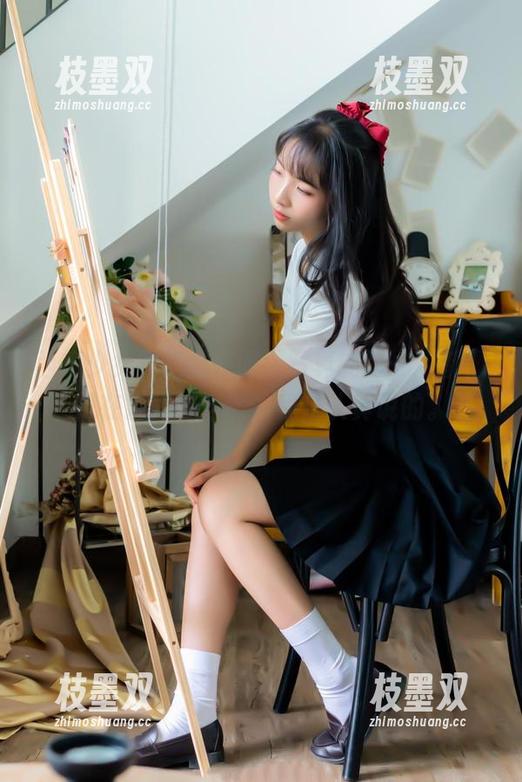 西瓜少女的炫酷制服，写真的每一张都像是在发光，当然，我是认真说的。
