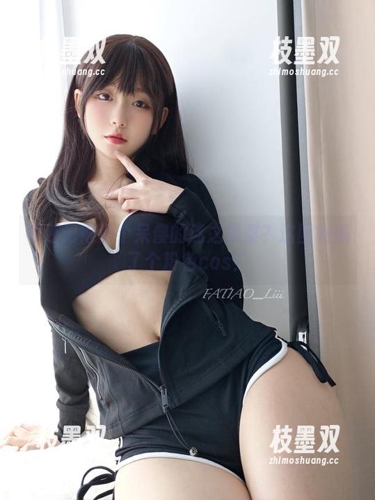 可还记得那个呆傻的迷之呆梨？这回她搞了个粉色cos！