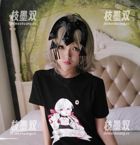 雯妹不讲道理的红裙系列，定制之外，还有那一抹不经意的风情，在图片中悄然绽放。