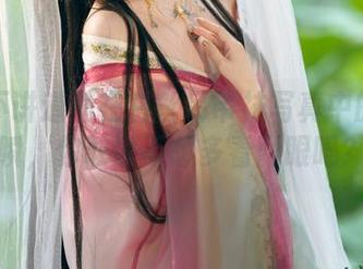 雯妹不讲道理在白丝吊带袜写真中的每一瞬，你敢说不想多看两眼吗？
