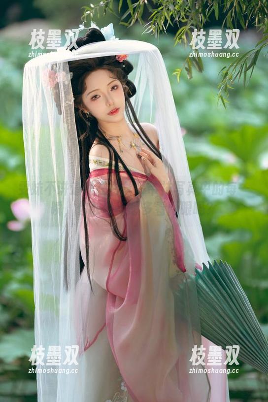 雯妹不讲道理在白丝吊带袜写真中的每一瞬，你敢说不想多看两眼吗？